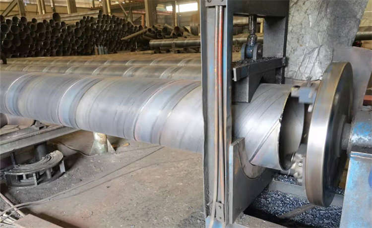 鋼材場900mm螺旋焊管，426-6-8-10-12mm螺旋鋼管，鋼材場打樁鋼護(hù)筒，給水螺旋焊管廠家