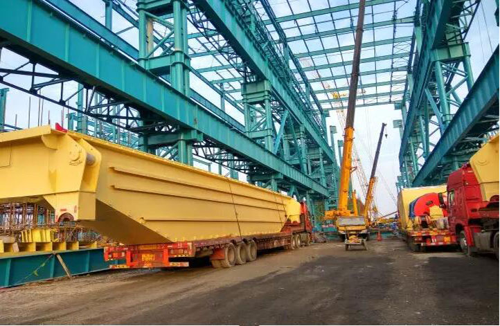 煉鋼380T天車(chē)主梁設(shè)備吊裝成功