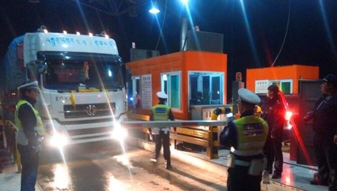 “戲精”司機(jī)沖關(guān)逃費(fèi)，被查后懊悔不已